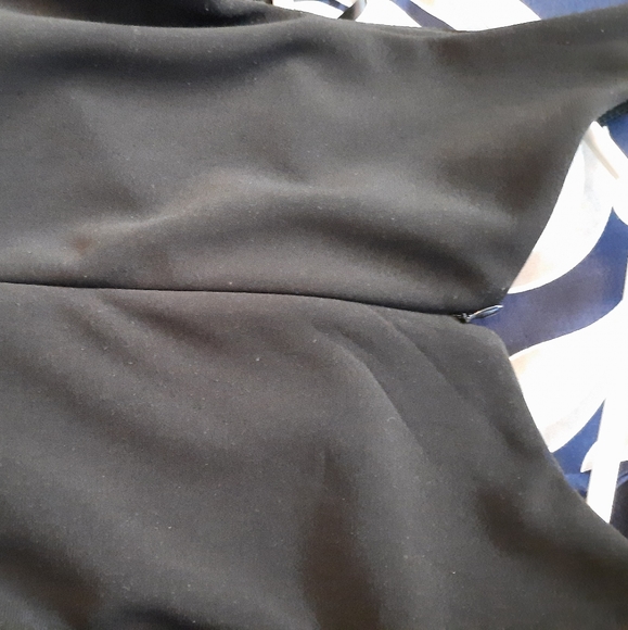 Black and floral dress with pockets at the side - Picture 6 of 8